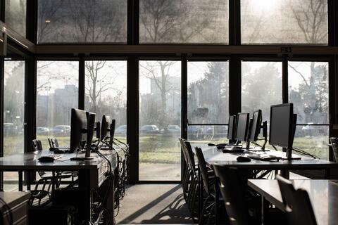 Salle informatique de l'école vitrée