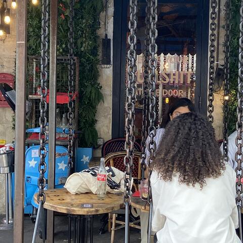 Etudiante à une terrasse