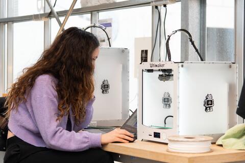 Etudiante travaillant à Acklab