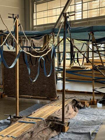 Cordes suspendues à des tiges en bois