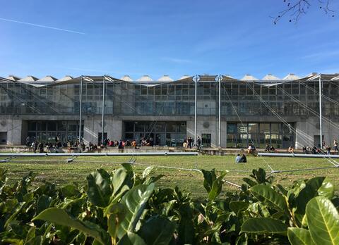 Bâtiment ENSAL avec étudiants