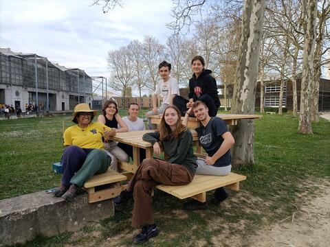 Tables pique-nique ENSAL avec étudiants