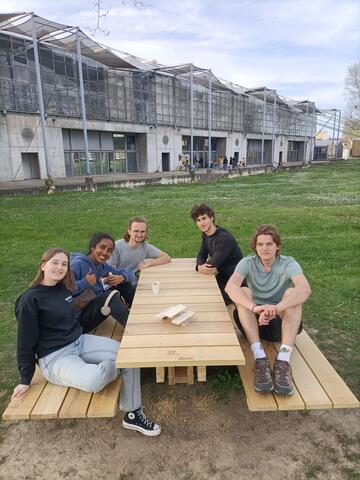 Tables pique-nique ENSAL avec étudiants