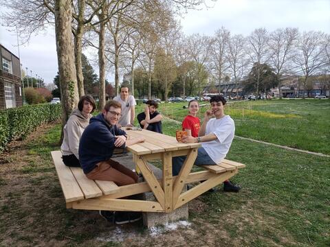 Tables pique-nique ENSAL avec étudiants