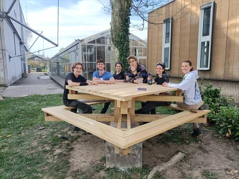 Tables pique-nique ENSAL avec étudiants