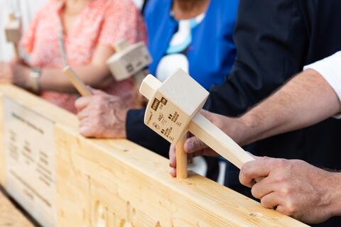 Marteau et poutre en bois