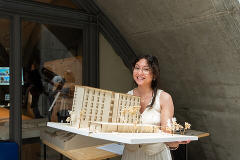 Étudiante et sa maquette 