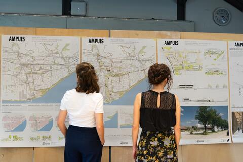 Enseignantes évaluant un projet