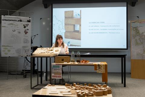 Étudiante réalisant sa soutenance