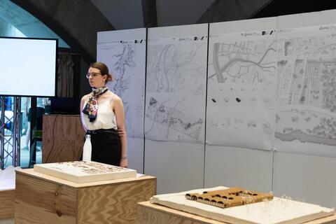 Étudiante réalisant sa soutenance