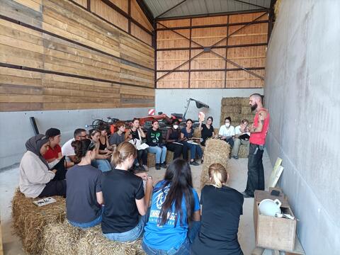 étudiants à la ferme des places