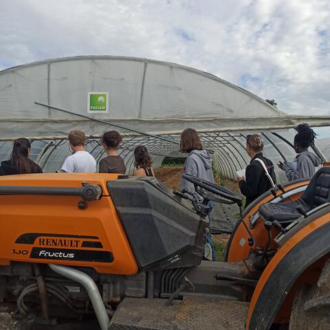 étudiants à la ferme des places
