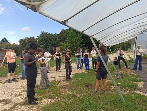 étudiants à la ferme des places