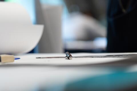 Crayon et dessin d'une étudiante