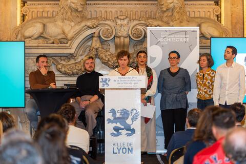 Discours sur scène de la directrice de l'école