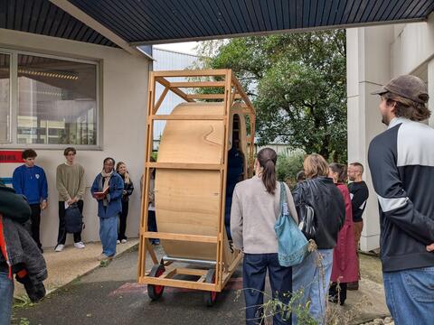 Etudiants avec une structure en bois