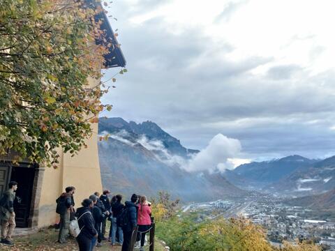Etudiants observant la vue sur les montagnes