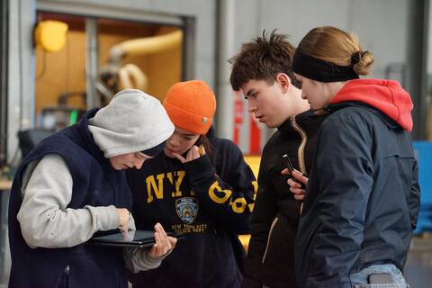 étudiants regardant plan sur tablette