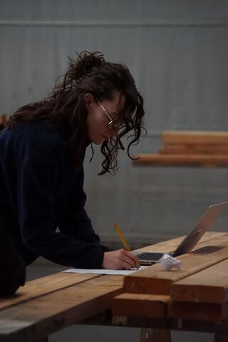 étudiante prend des notes