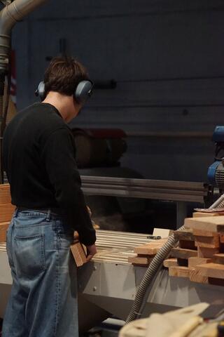 étudiant découpant du bois