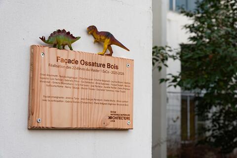 Plaque en bois du projet