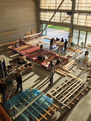 Etudiants en train de construire un prototype en bois