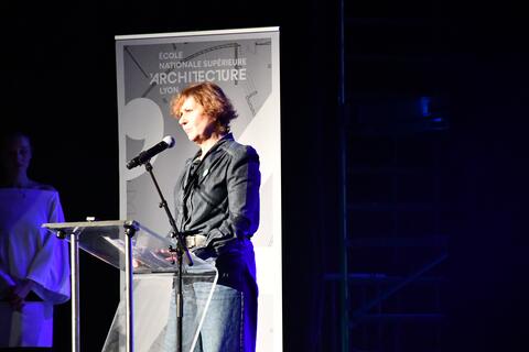 Directrice ENSAL au pupitre pour son discours