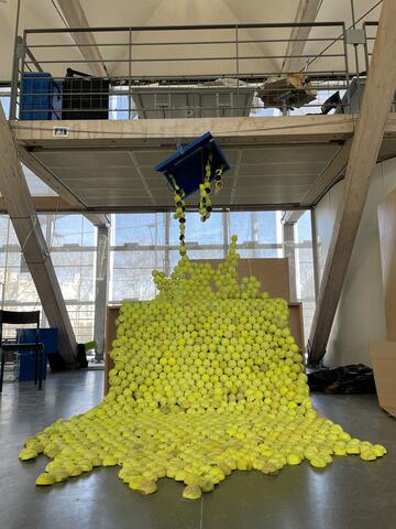 Sculpture en balle de tennis