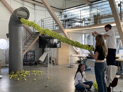 Serpent en balle de tennis