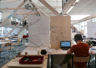 Etudiant dans les ateliers de l'ENSAL