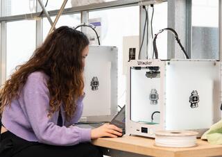 Etudiante travaillant à Acklab